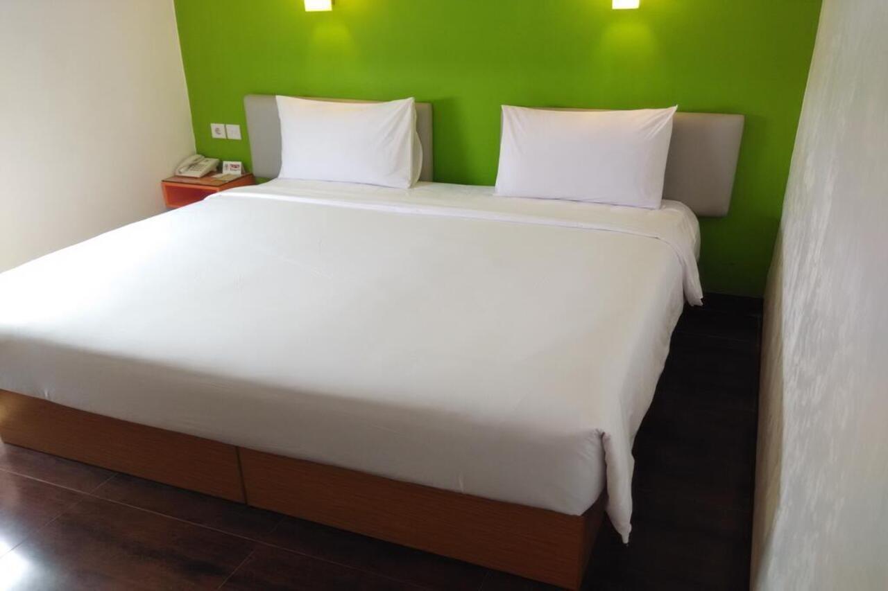 Amaris Hotel Ponorogo Экстерьер фото