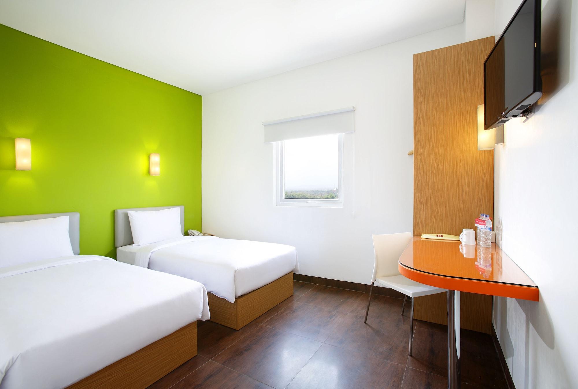 Amaris Hotel Ponorogo Экстерьер фото