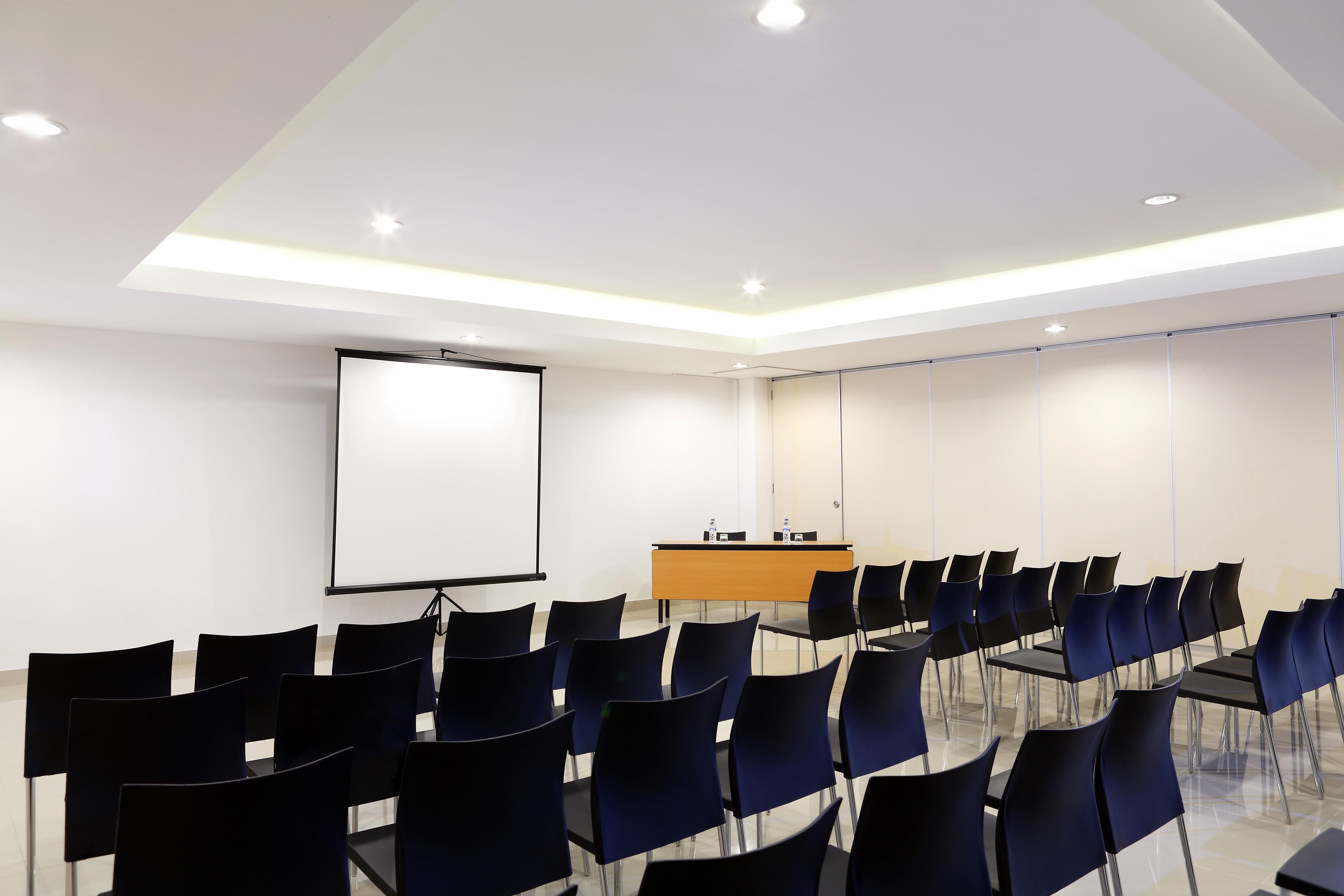 Amaris Hotel Ponorogo Экстерьер фото